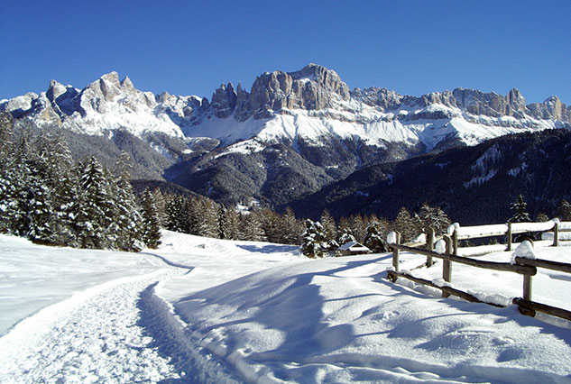 Wuhnlege mit Rosengarten